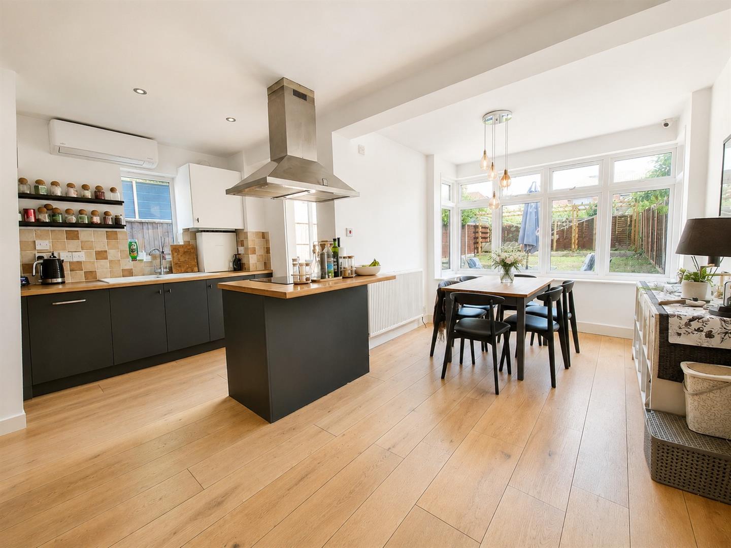 3 bed property in Deacon Avenue, Bedford